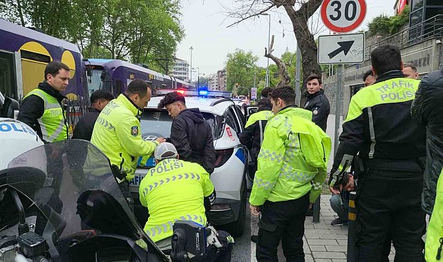 Beyoğlu'nda polise mukavemet gösteren şahısların üzerinden bıçak çıktı