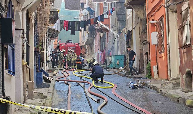 Beyoğlu'nda yangında can pazarı: Binalardan alevler yükseldi, içeride mahsur kalanlar oldu