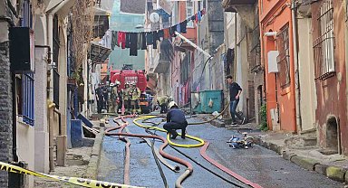 Beyoğlu'nda yangında can pazarı: Binalardan alevler yükseldi, içeride mahsur kalanlar oldu