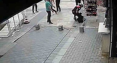 Bıçaklı saldırgan polisin tek hamlesiyle etkisiz hale getirildi