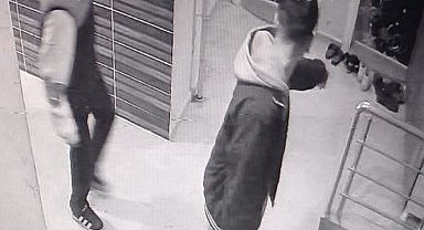Bilecik'te ayakkabı hırsızları güvenlik kamerasına yakalandı