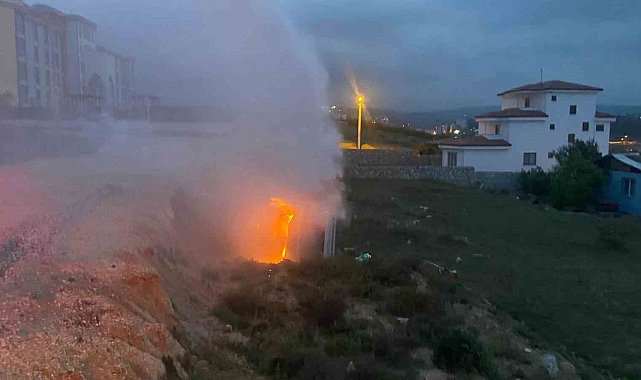 Bilecik'te devrilen kamyonet alev aldı