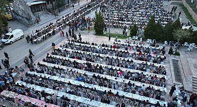 Bilecik'te düzenlenen iftar yemeğine binlerce kişi katıldı