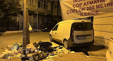 Bina önüne çöp bırakılmasından bıkan apartman sakinleri, pankart asarak tepki gösterdi