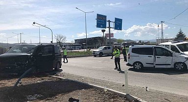 Bingöl'de minibüs ve hafif ticari araç çarpıştı: 15 yaralı