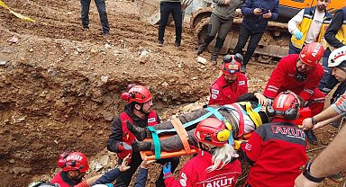Bodrum'da işçiler toprak altına kaldı