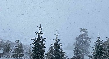 Bolu'da Nisan ayında lapa lapa kar yağışı