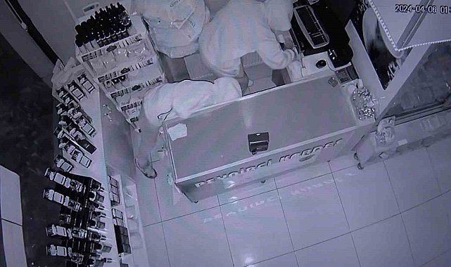 Böylesi görülmedi: Hırsızlar dükkana zarar vermesin diye kasaya harçlık bırakmaya başladı
