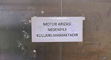 Bozulan asansörün üzerindeki kağıtta geçen komik diyalog dikkat çekti