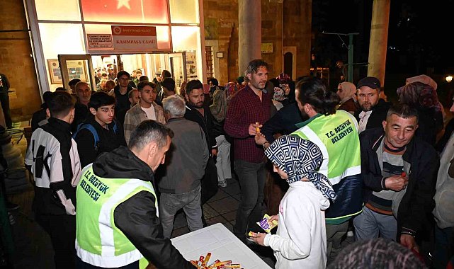 Bozüyük Belediyesi'nden Kadir Gecesi'nde şeker ikramı