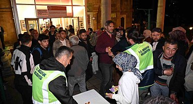 Bozüyük Belediyesi'nden Kadir Gecesi'nde şeker ikramı