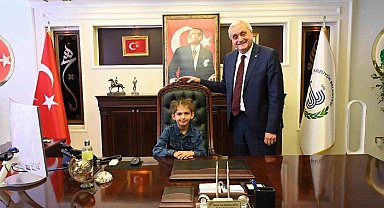 Bozüyük'te çocuk Belediye Başkanı Nursima, makam koltuğuna oturdu
