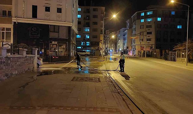 Bozüyük'te kaldırımlar tazyikli suyla yıkanarak bayrama hazırlanıyor
