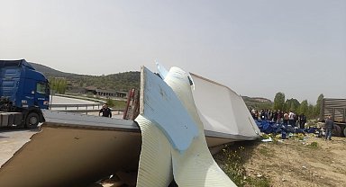 Bozüyük'te meyve yüklü tır devrildi; 1 kişi yaralandı