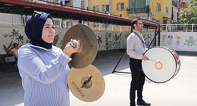 Bu kez 23 Nisan'da veliler çalacak, öğrenciler dinleyecek