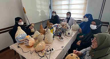 Bu kursta İnebolu'nun aşı boyalı evlerini su kabaklarına işliyorlar