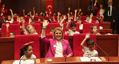 Bu sefer çocuklar meclis koltuğuna oturdu ve oyladıkları önergeyi oy birliğiyle kabul etti