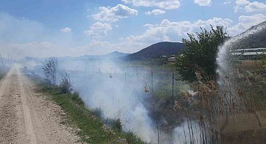 Burdur'da çıkan sazlık yangını itfaiyenin hızlı müdahalesi ile söndürüldü