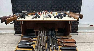 Burdur'da evlerinde ruhsatsız silahlar ele geçirilen 3 şüpheliye işlem yapıldı