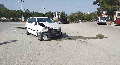 Burdur'da kavşağa kontrolsüz giren 2 otomobil çarpıştı: 1 yaralı