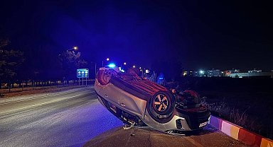 Burdur'da kavşağa kontrolsüz giren aracın çarptığı otomobil takla attı: 2 yaralı