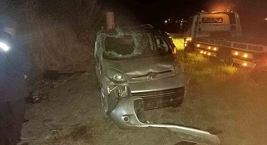 Burdur'da kontrolden çıkan ticari araç şarampole devrildi, 1'i ağır 4 yaralı