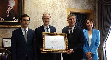 Burdur'da üçüncü kez seçilen Belediye Başkanı Ali Orkun Ercengiz mazbatasını aldı