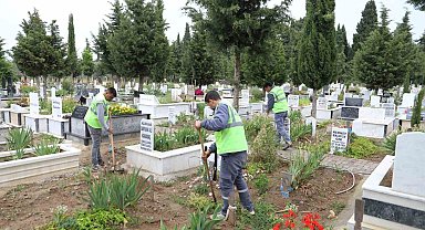 Burhaniye Belediyesi mezarlıkları bayram için hazırladı