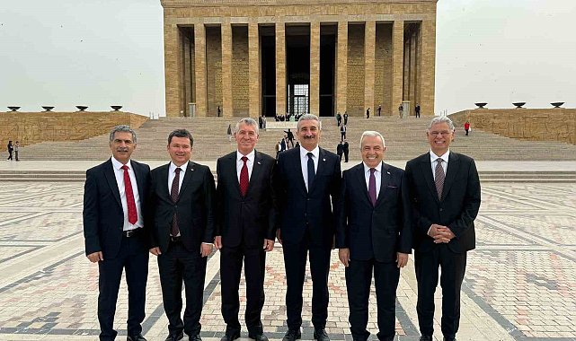 Bursa'da CHP'den seçilen başkanlar Yerel Yönetimler Çalıştayı'na katıldı