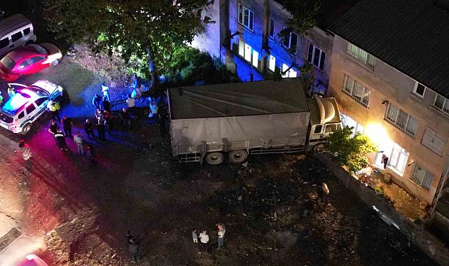 Bursa'da facia ucuz atlatıldı.. Freni boşalan kamyon eve girdi