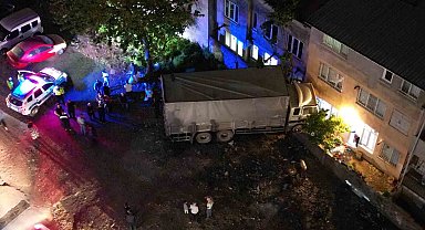 Bursa'da facia ucuz atlatıldı.. Freni boşalan kamyon eve girdi