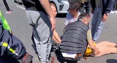 Bursa'da feci kaza; otomobil kadınlara çarptı