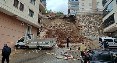 Bursa'da istinat duvarı apartmanın üzerine çöktü, 2 kişi yaralandı