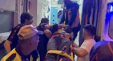 Bursa'da makas atan otomobil, önce önündeki araca sonra metro istasyonu merdivenlerine çarptı: 4 yaralı