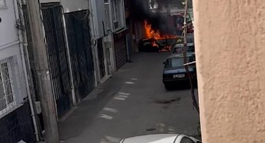 Bursa'da otomobil sokak ortasında alevlere teslim oldu