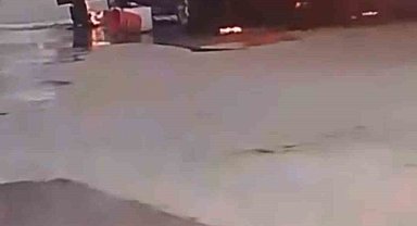 Bursa'da park halindeki otomobil alev alev yandı