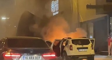 Bursa'da seyir halindeki otomobil alev alev yandı