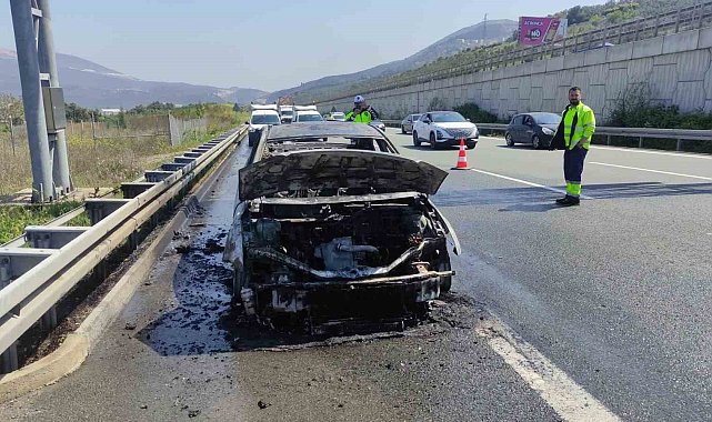 Bursa'da seyir halindeki otomobil alev alev yandı