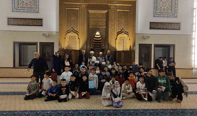 Bursa'da teravih namazına en çok gelen çocuklara tablet ve akıllı saat ödülü