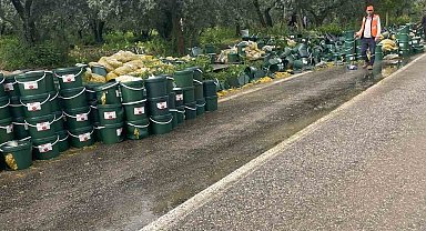 Bursa'da turşu yüklü tır devrildi