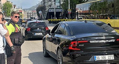 Bursa'da yolun karşısına geçmek isteyen yayalara motosiklet çarptı