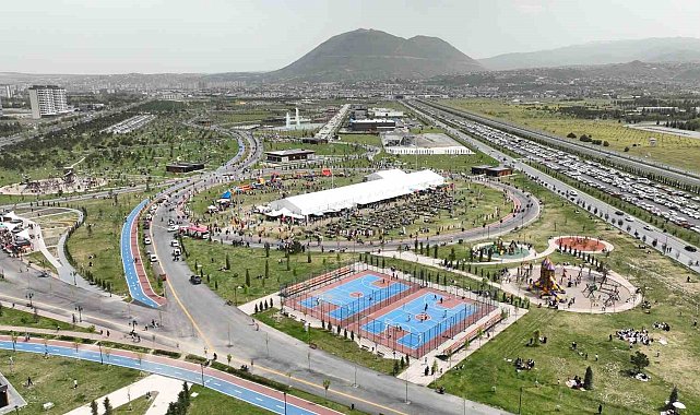 Büyükkılıç'ın çocuklara 23 Nisan armağanı 'Çocuk Kitap Fuarı ve Şenliği' doldu taştı