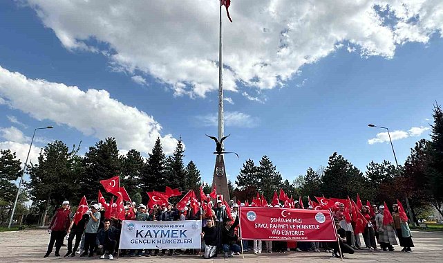 Büyükşehir KAYMEK öğrencilerinden Şehitler Haftası'nda anlamlı ziyaret