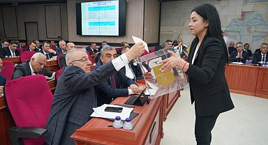 Büyükşehir'de Edremitli meclis üyelerine yeni görevleri verildi