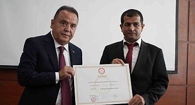 Büyükşehirde 2. kez mazbata alan Böcek: "Vatandaşlarımızın emrindeyim"
