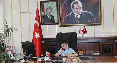 Büyünce kaymakam olmak isteyen minik Emir, koltuğa erken oturdu