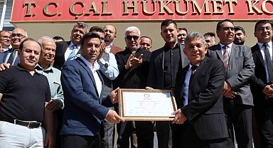 Çal Belediye Başkanı Ahmet Hakan mazbatasını alarak görevine başladı
