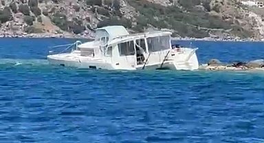 Çaldıkları tekneyle kayalıklara vurdular