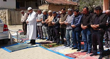 Cami depremde hasar gördü, cemaat cuma namazını köy meydanında kıldı