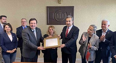 Çanakkale Belediye Başkanı Muharrem Erkek mazbatası alarak göreve başladı